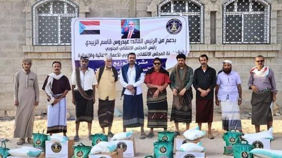 فرق بـ "انتقالي شبوة" تمنح أسر الشهداء مساعدات غذائية