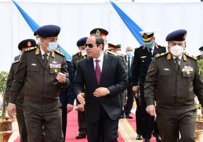 الرئيس السيسي يتفقد منطقة توشكى