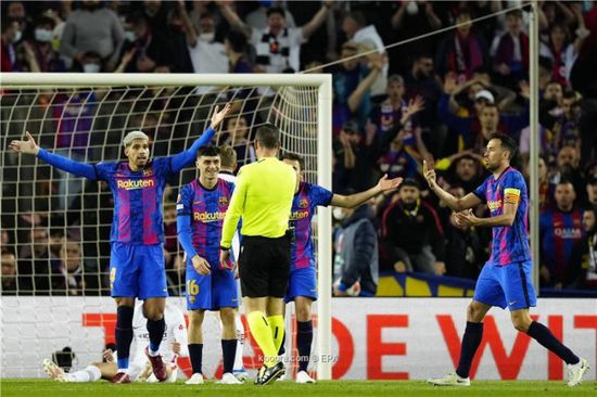 رئيس برشلونة يتحدث عن التعاقد مع ليفاندوفسكي