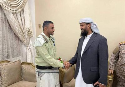 خلال استقباله نجل الشهيد.. المحرمي يرثي قائد "السهم الذهبي"