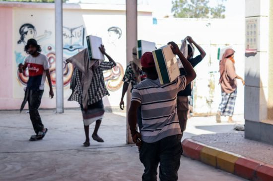 مركز سلمان يوزع 4795 كرتون تمور في المنصورة