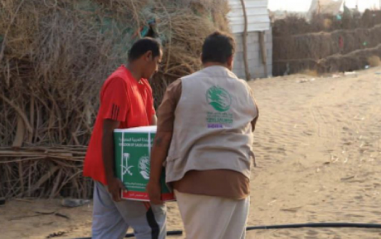 فرق "سلمان للإغاثة" توزع مساعدات في حجة