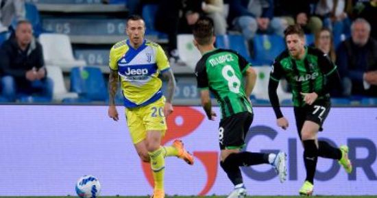 يوفنتوس يتعادل مع ساسولو بالشوط الأول