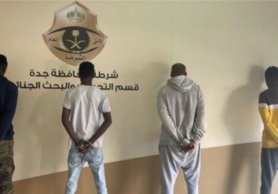 اعتقال 4 أشخاص نفذوا حـوادث سلب بمركبتين مسروقتين بالسعودية