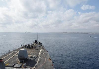 مدمرة صواريخ أمريكية تعبر خليج عدن