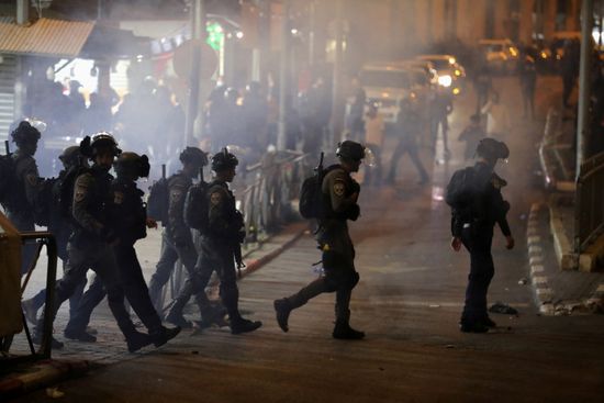 القوات الإسرائيلية تطلق قنابل الغاز على المصلين بالأقصى