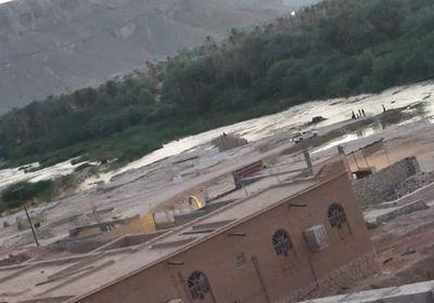 السيول تقطع الخط الرابط بين ساه والمكلا