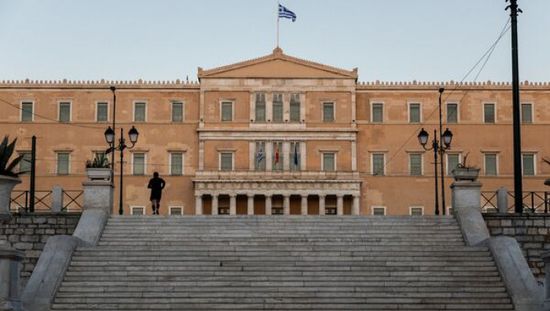 اليونان تدعو إلى توخي الحذر بشأن العقوبات ضد روسيا