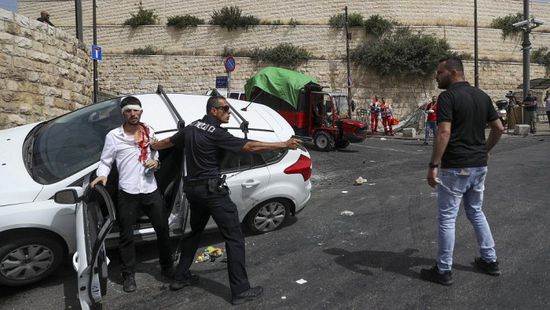 فلسطيني يدهس شرطيًا إسرائيليًا بسيارة في اللد