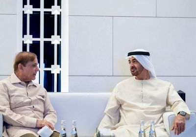بن زايد يلتقي رئيس وزراء باكستان بأبوظبي