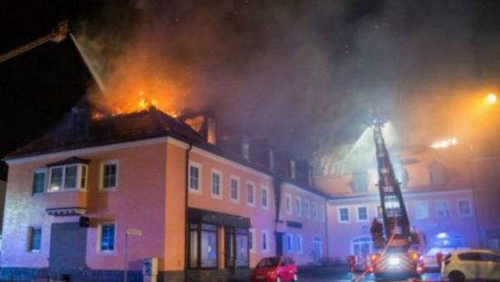 متظاهرون يشعلون النار بحاجز في لايبزيج شرقي ألمانيا