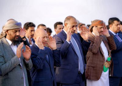 الزُبيدي يؤدي صلاة عيد الفطر بمعاشيق