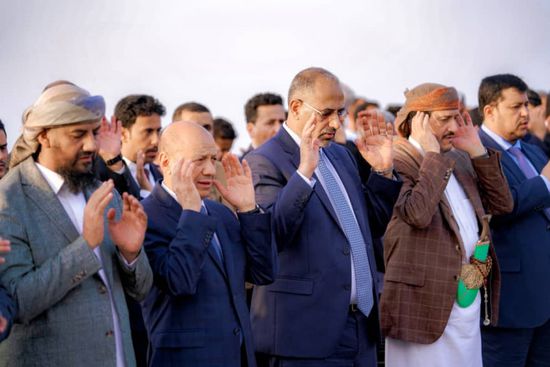 الزُبيدي يؤدي صلاة عيد الفطر بمعاشيق