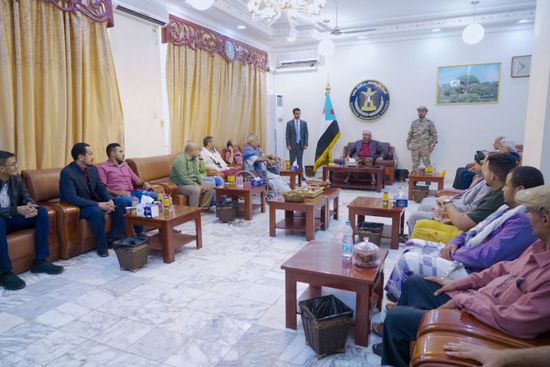 خلال استقبال وفود شعبية.. الرئيس الزُبيدي: إنجاز مهامنا للوصول لبر الأمان