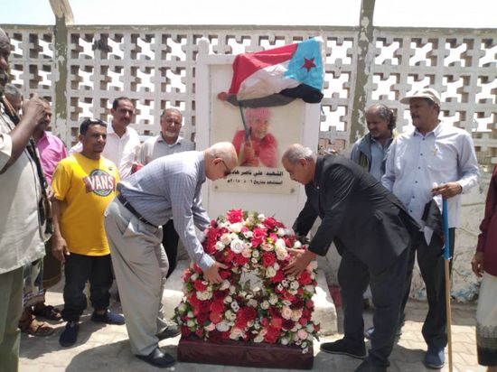"الانتقالي" يضع إكليلا من الزهور بموقع استشهاد علي ناصر