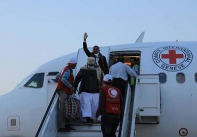 تسليم 37 أسيرا حوثيا برا عبر الحدود