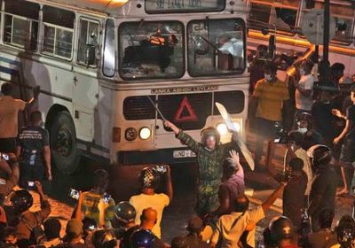 استقالة الحكومة في سريلانكا جراء احتجاجات عنيفة 