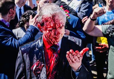 الهجوم على السفير الروسي ببولندا بالطلاء الأحمر 