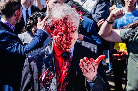 الهجوم على السفير الروسي ببولندا بالطلاء الأحمر 