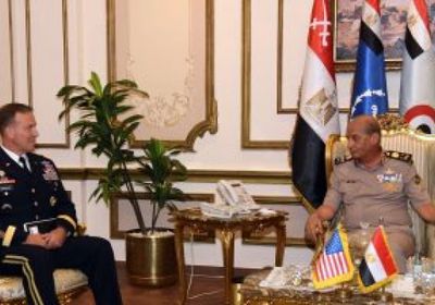 وزير الدفاع المصري يلتقي قائد القيادة المركزية الأمريكية