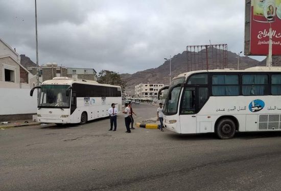 حافلات تنقل طلاب عدن مجانا بتوجيهات الزُبيدي