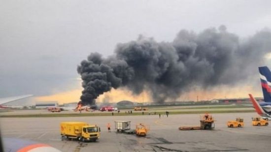 اشتعال النيران بطائرة صينية أثناء خروجها عن المدرج