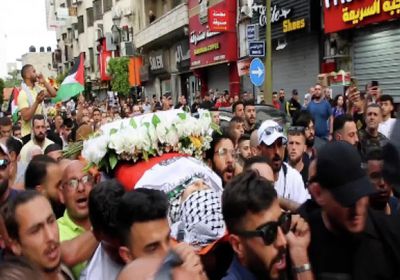 عشرات الآلاف يشيعون جثمان شيرين أبو عاقلة