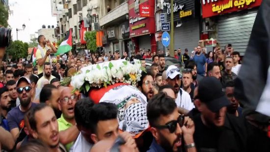 عشرات الآلاف يشيعون جثمان شيرين أبو عاقلة