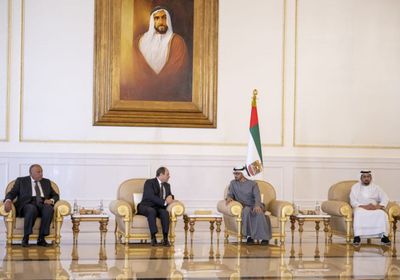 بالصور.. الشيخ محمد بن زايد أثناء تقبله التعازي بوفاة الشيخ خليفة