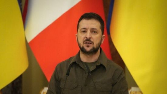 زيلينسكي يوقع قانونًا بشأن حظر الأحزاب السياسية