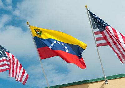 بايدن يعتزم تخفيف العقوبات على النفط الفنزويلي