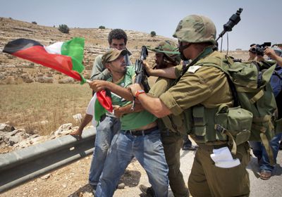 قوات الاحتلال تواصل اعتقال الفلسطينيين