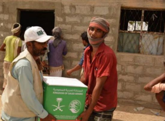 توزيع مساعدات غذائية في لودر