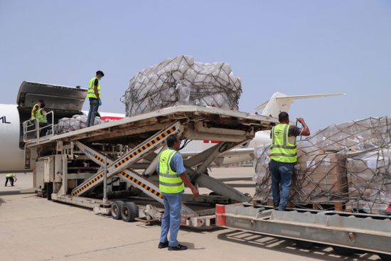 مطار عدن يستقبل 1.5 مليون جرعة من لقاحات الحصبة