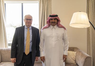 لقاء بين آل جابر وليندركينج حول الرواتب والمعابر