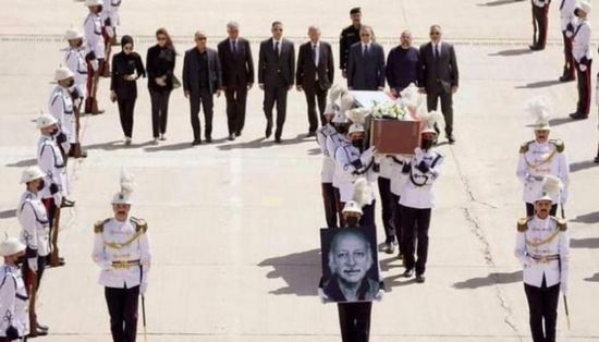 تشييع جثمان الشاعر العراقي مظفر النواب في جنازة رسمية وشعبية مهيبة  