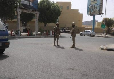 قوات العاصفة تمنع إيقاف السيارات بشوارع عدن الرئيسية