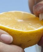 تحذير من تأثير تناول الليمون على الأسنان