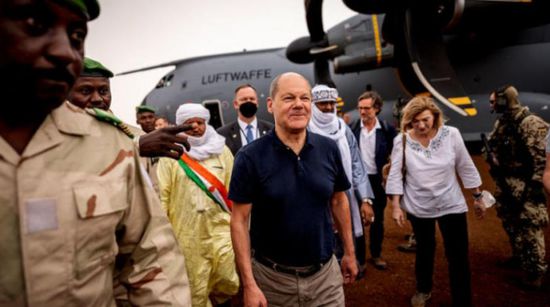 مستشار ألماني يتفقد جنود بلاده بالنيجر