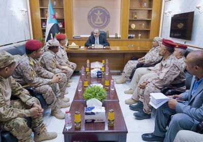 الرئيس الزُبيدي يستعرض الموقف العسكري بعدة محاور