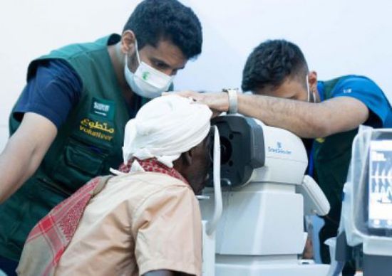 سلمان للإغاثة يتكفل بـ 300 جراحة للعيون في المكلا