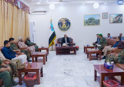 الرئيس الزُبيدي يأمر بتعزيز التنسيق الأمني لمجابهة التهديدات