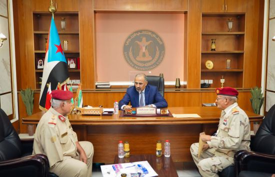 الرئيس الزُبيدي يناقش استئناف نشاط الكلية العسكرية