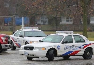 كندا تغلق عدة مدارس في تورنتو وتصيب مسلح