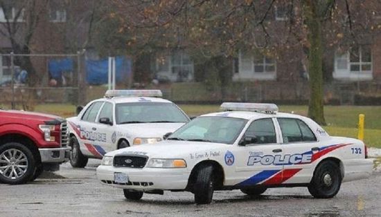 كندا تغلق عدة مدارس في تورنتو وتصيب مسلح