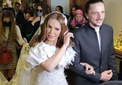 الفنانة المصرية دنيا عبدالعزيز تحتفل بزواجها