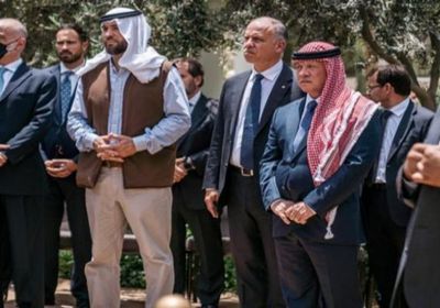 العاهل الأردني وولي عهده يشاركان بجنازة والد الملكة رانيا
