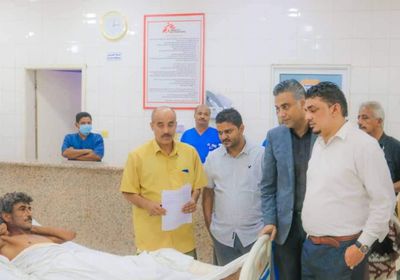 وسام معاوية يتفقد جرحى انفجار سوق الشيخ عثمان