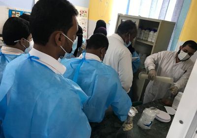 بدعم "الصحة العالمية".. تأهيل 25 عاملا بمجال مناولة المواد المعدية