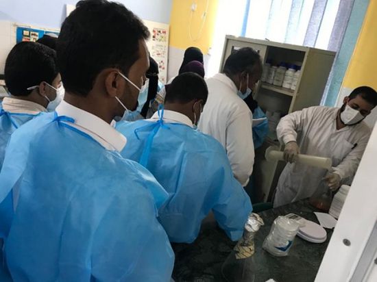 بدعم "الصحة العالمية".. تأهيل 25 عاملا بمجال مناولة المواد المعدية